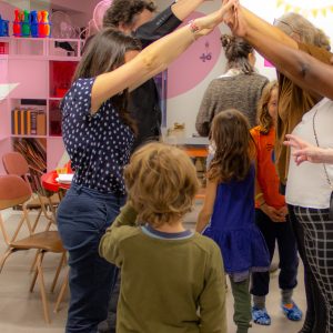 Activité « Matin créatif » mère-enfant (danse)<br>Mamans avec enfants de 18 mois à 6 ans<br>Samedi 23 mai de 10h à 12h